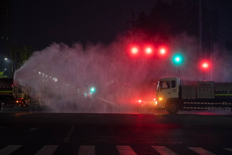 鄭州進行全市集中防疫消殺，霧炮車同時作業(yè)