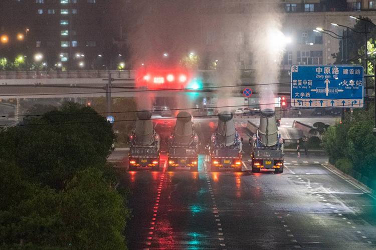 鄭州進行全市集中防疫消殺，霧炮車同時作業(yè)